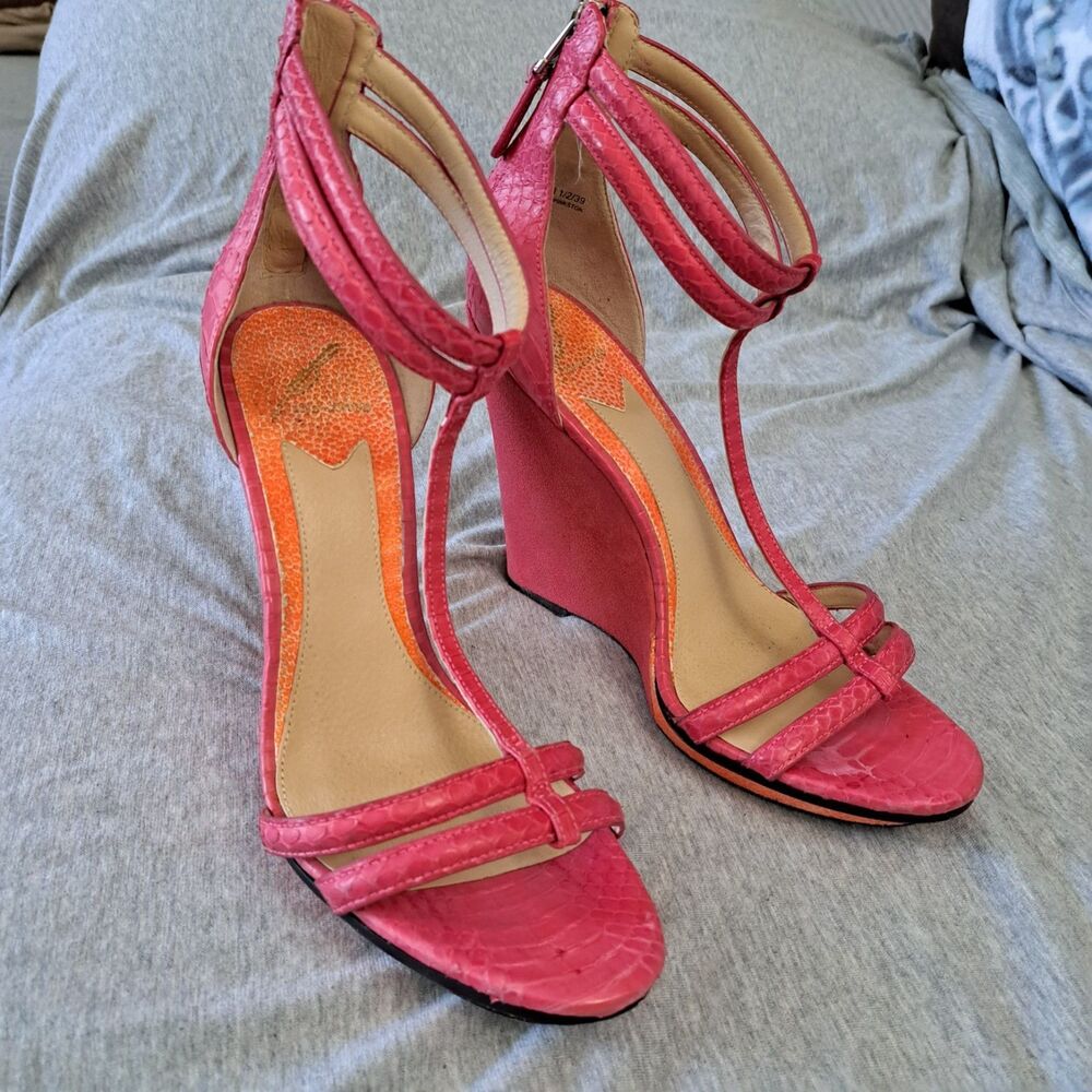 Vero Cuoio pink Suede Wedge Heels Women's Sz 8 1/2